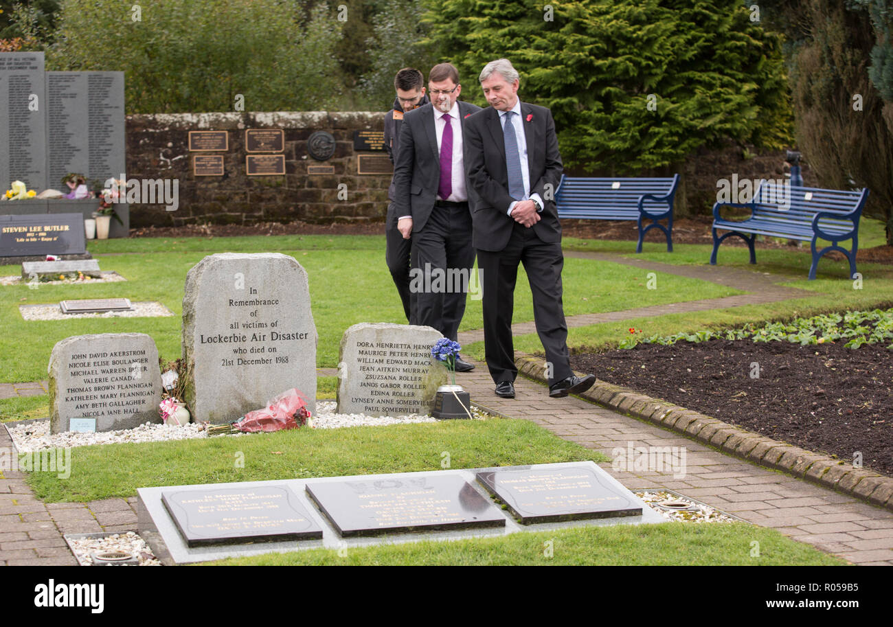 De Lockerbie, en Écosse, au Royaume-Uni. 2e Nov 2018. Richard Leonard, chef du parti travailliste écossais, visiing le Jardin du souvenir et catastrophe aérienne de Lockerbie au Cimetière commémoratif Dryfesdale avec Colin Smyth et Dumfries et Galloway Adam Smith, conseiller municipal de Lockerbie en Écosse crédit : Allan Devlin/Alamy Live News Banque D'Images