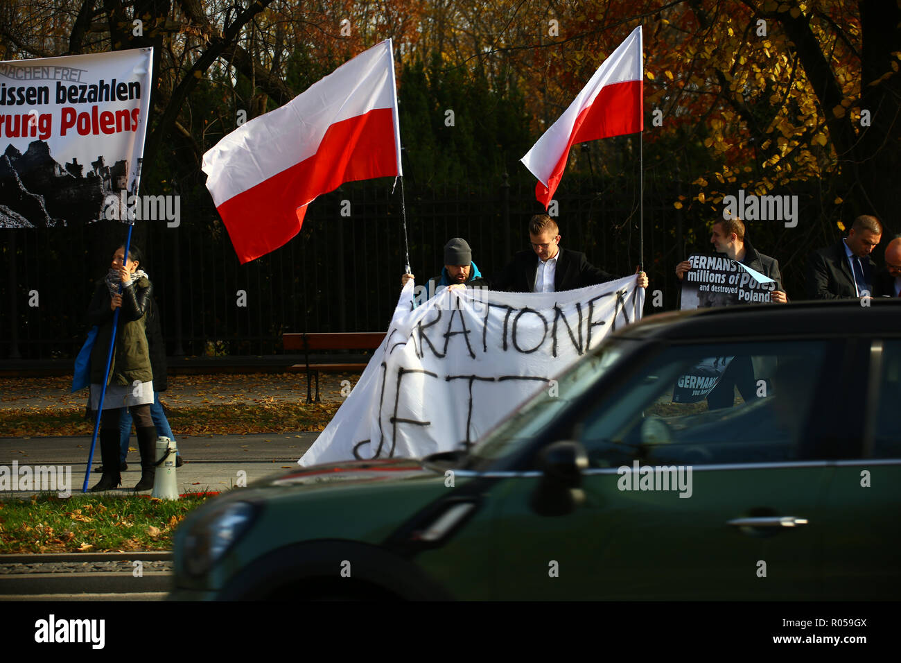 Varsovie, Pologne, 2 novembre 2018 : protestation des militants d'extrême droite de la demande sur reperations pour demages causés par l'armée allemande lors de la Seconde Guerre mondiale, 2 pendant la visite officielle du gouvernement allemand de Pologne. ©Madeleine Ratz/Alamy Live News Banque D'Images