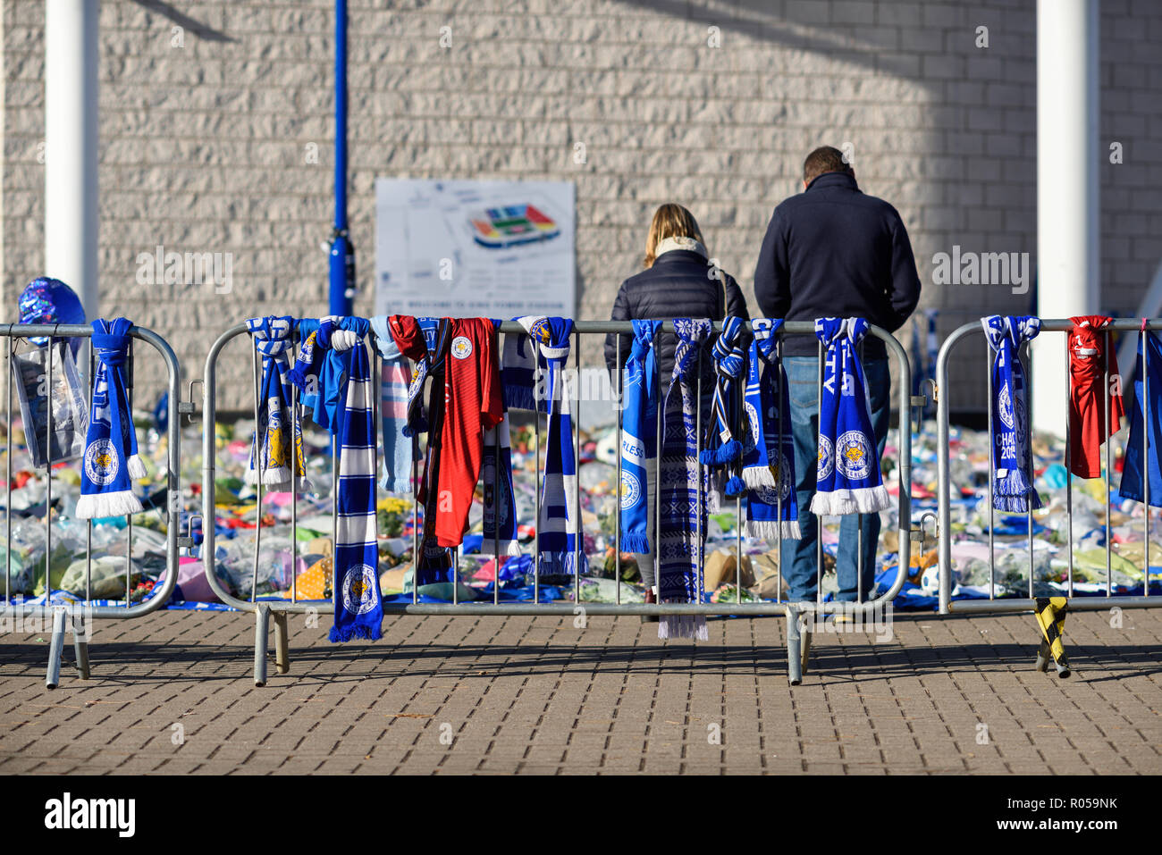 Leicester, Royaume-Uni. Le 2 novembre 2018 : Tributs floraux, maillots de football de clubs accueil et à l'étranger avec un message personnel pour les victimes de l'accident d'hélicoptère samedi au stade de football King Power continuent de croître et entoure maintenant la plupart de la voiture fin de la terre. Crédit : Ian Francis/Alamy Live News Banque D'Images