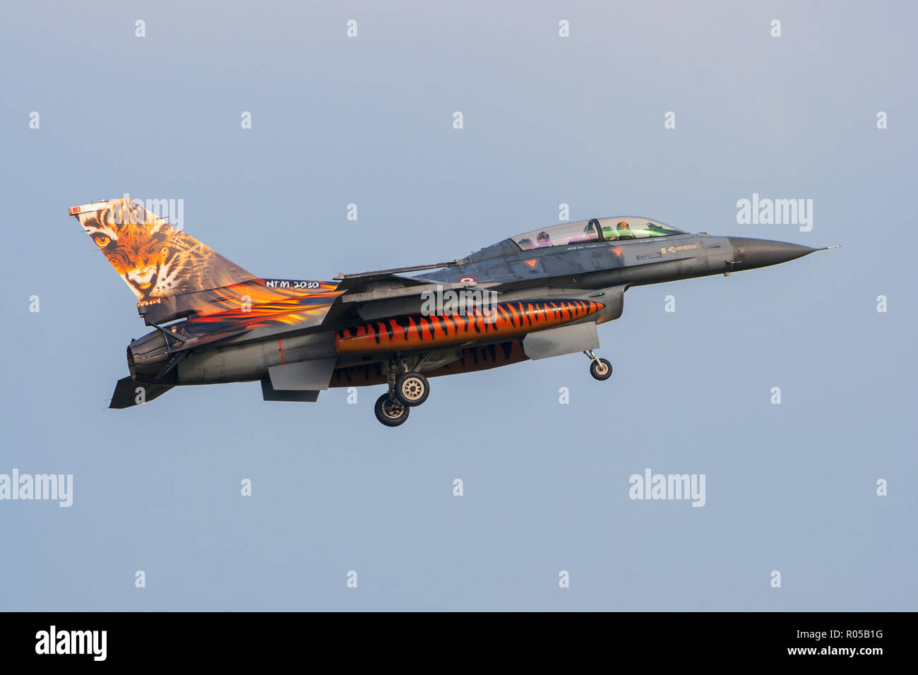 VOLKEL, les Pays-Bas - Oct 4, 2010 : de l'air turque des chasseurs F-16 jet avec une queue spéciale tigermeet peint en approche finale. Banque D'Images