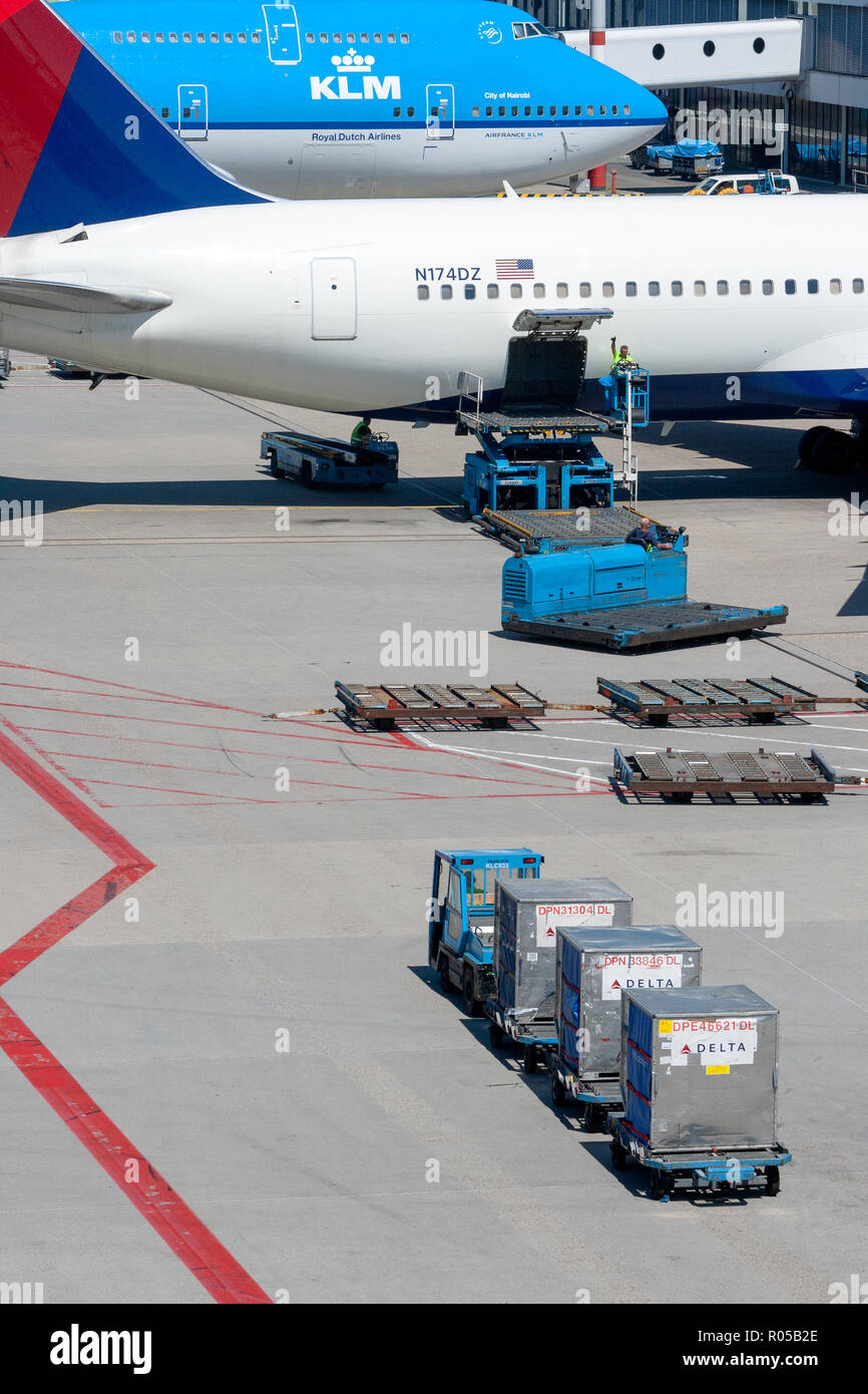 AMSTERDAM, Pays-Bas - 27 juin 2011 : Le fret aérien sur la plate-forme pour être chargés à bord des avions aux portes de l'aéroport d'Amsterdam Schiphol. Banque D'Images