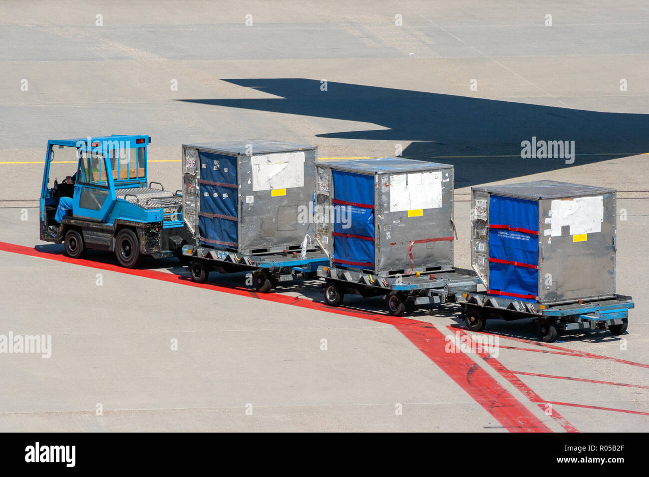 Fret aérien transporté sur une plate-forme de chargement sur un aéroport Banque D'Images