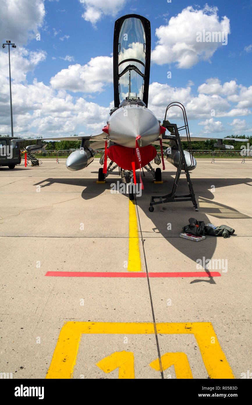 FLORENNES, BELGIQUE - Aug 6, 2008 : F-16 Fighter jet avion à cockpit ouvert couvert sur le tarmac de la base aérienne de Florennes Banque D'Images