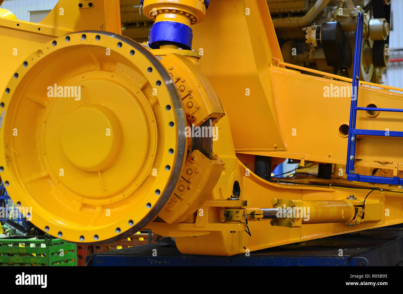 Vue rapprochée du détail d'un grand camion minier dans l'atelier de  production de l'usine. Grand disque de frein. La roue. Moteur électrique du  chariot Photo Stock - Alamy