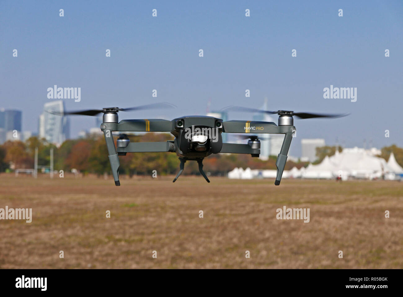 Drone DJI Mavic pro volant dans le Bois de Boulogne, Paris, France, Europe Banque D'Images