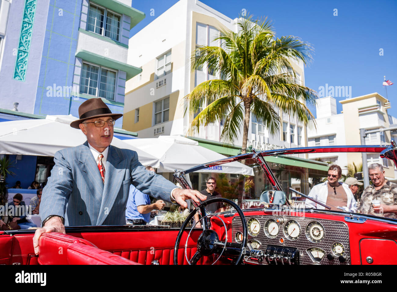 Miami Beach Florida,Ocean Drive,week-end art déco,festival d'architecture voiture classique,vintage,affichage vente divertissement,Casablanca,hôtel,convertible,rouge Banque D'Images