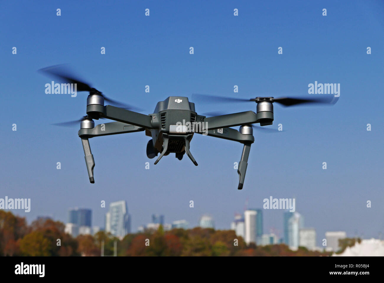 Drone DJI Mavic pro volant dans le Bois de Boulogne, Paris, France, Europe Banque D'Images