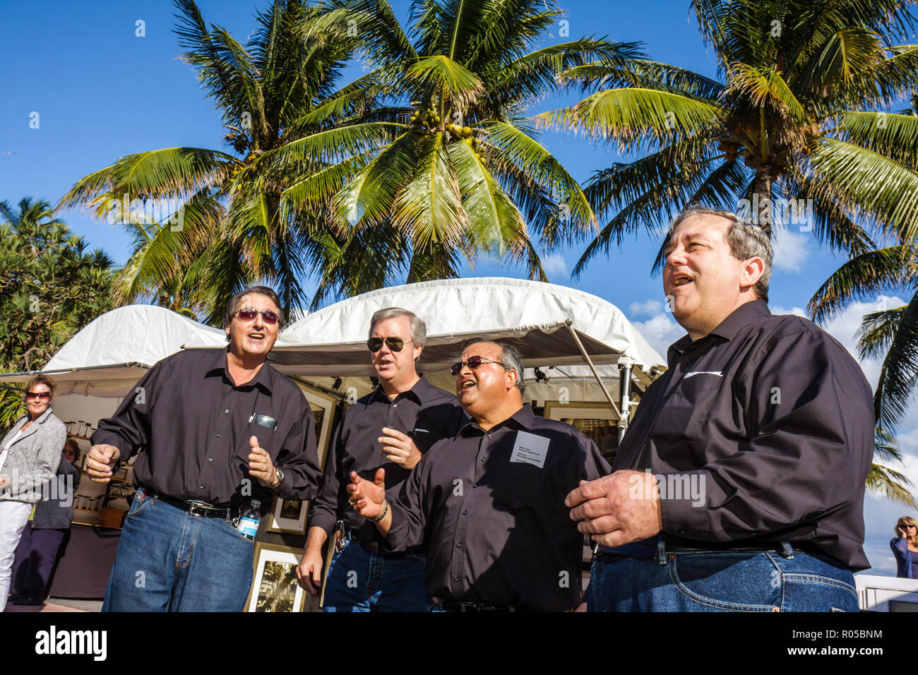 Miami Beach Florida,Ocean Drive,week-end art déco,festival d'architecture homme hommes adultes hommes,hommes,chanteurs,chanter,quatuor,a cappella,harmonie,divertir Banque D'Images