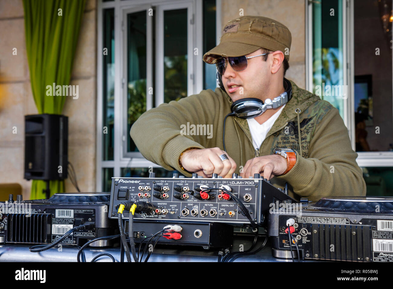 Miami Beach Florida, Ocean Drive, week-end art déco, festival d'architecture hispanique homme hommes hommes adultes adultes, DJ, divertissement, Pioneer Sound board, mélangeur, t Banque D'Images