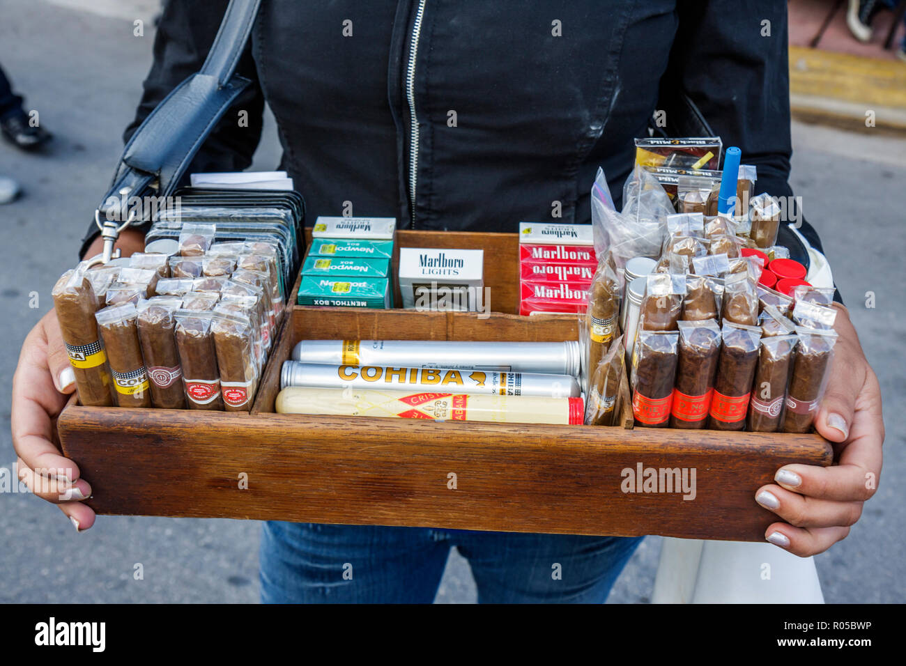 Miami Beach Florida,Ocean Drive,cigare,vendeur stall stalles stands marché, plateau,Cohiba,cigarettes,tabagisme,dépendance,cancérogène,cancer, Banque D'Images