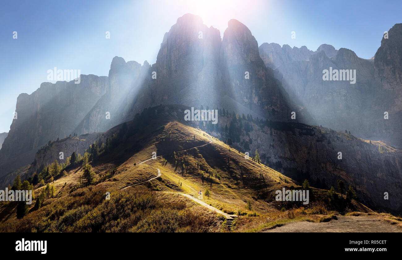 Du soleil de derrière au col Gardena Dolomites, Italie, Europe. Banque D'Images