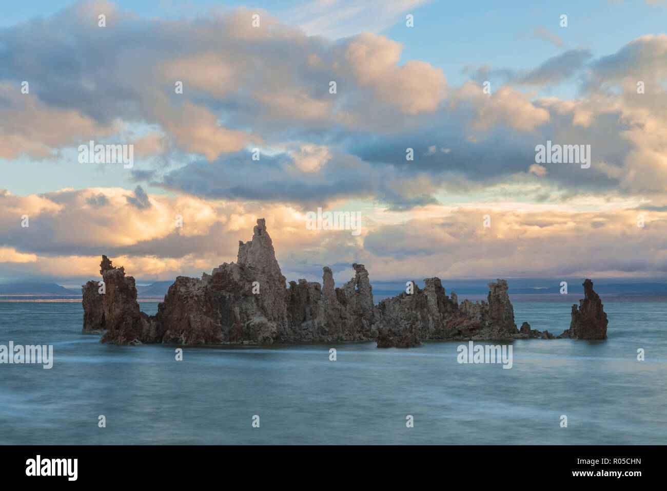 Mono Lake tufa, Lee Vining, California, United States, au lever du soleil Banque D'Images