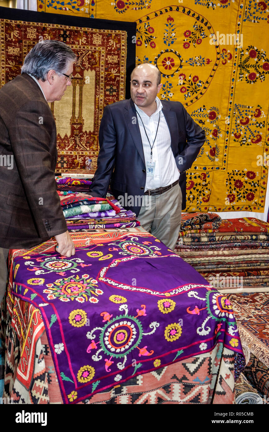 Miami Beach Florida,Centre des congrès de Miami Beach,Centre,l'original,Miami Beach,Antique Show,exposant,acheteur,collecteur,revendeur,homme hommes adulte adu Banque D'Images