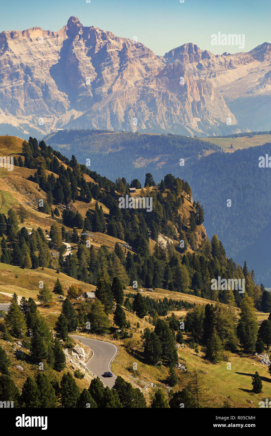 Matin panorama du col de montagne ou le Passo Gardena Gardena. Vue en direction nord vers la route et la vallée en un temps ensoleillé. Banque D'Images