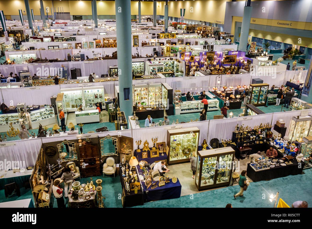 Miami Beach Florida,Centre des congrès de Miami Beach,Centre,l'original,Miami Beach,Antique Show,exposant,vendeurs vendeurs vendeurs,stall stalles stand Deal Banque D'Images