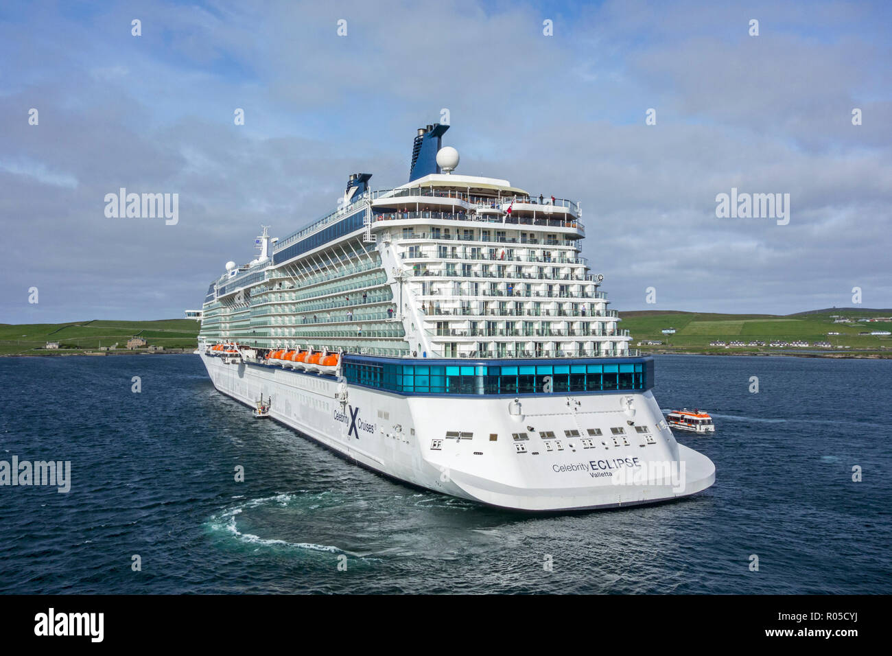 Eclipse Celebrity Solstice La Valette, navire de croisière de classe exploité par Celebrity Cruises au départ du port de Lerwick, Shetland, Scotland, UK Banque D'Images
