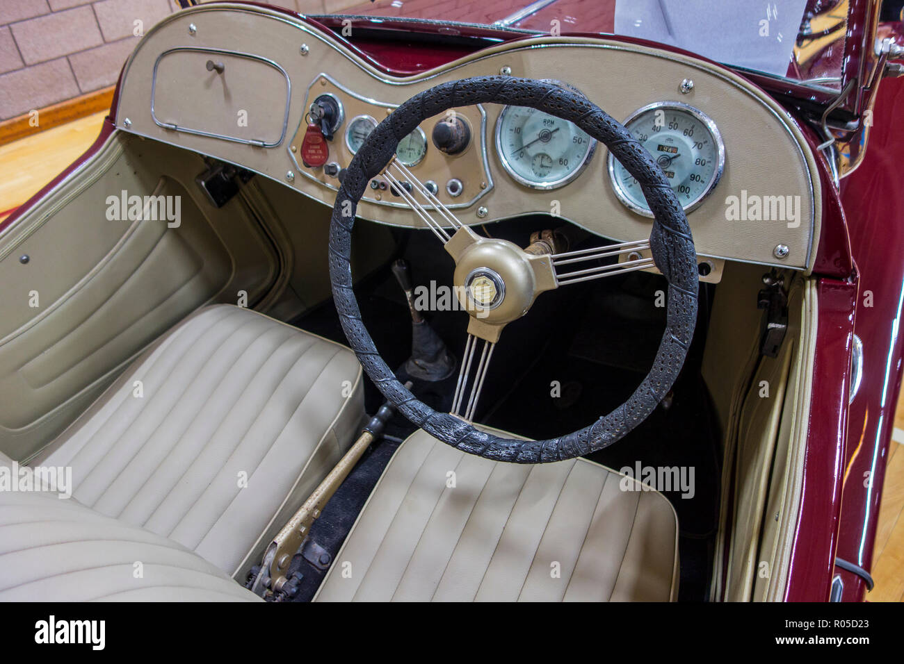 Volant et tableau de bord d'un Classic British MG TD 1953 Voiture de sport Banque D'Images