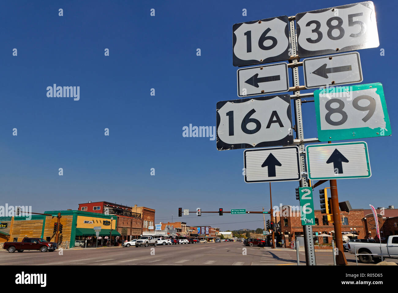 CUSTER, DAKOTA DU SUD, le 17 septembre 2018 : Roadsign sur le Mont Rushmore Road dans la ville de Custer, Dakota du Sud. Banque D'Images