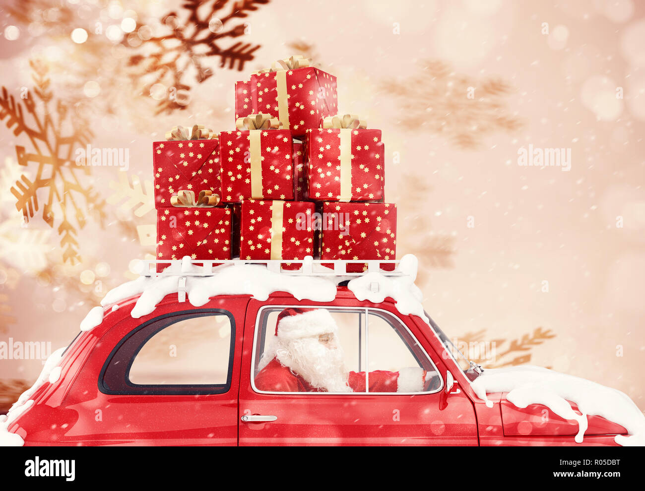 Père Noël sur une voiture rouge plein de cadeau de Noël avec des flocons de lecteurs d'arrière-plan pour offrir Banque D'Images