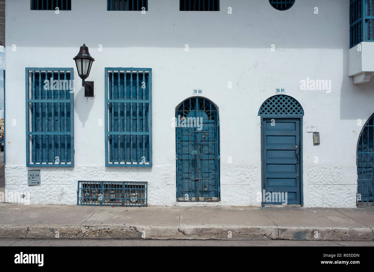 La façade blanche de l'architecture coloniale de la vieille ville de Carthagène, Colombie. Sep 2018 Banque D'Images