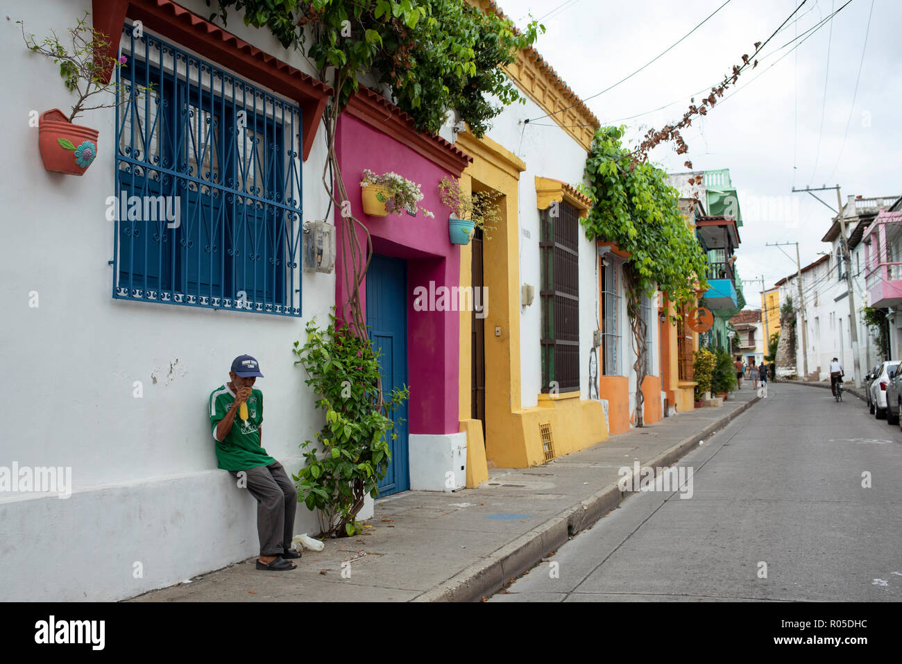 Un homme âgé s'abreuver à un sac en plastique. La vie quotidienne dans la vieille ville de Getsemani. Cartagena de Indias, Colombie. Oct 2018 Banque D'Images