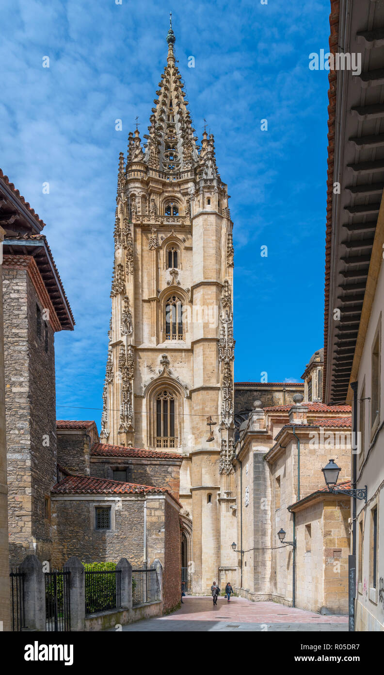 Vue sur la cathédrale d''Oviedo à partir de la rue Santa Ana, Oviedo, Asturias, Espagne Banque D'Images