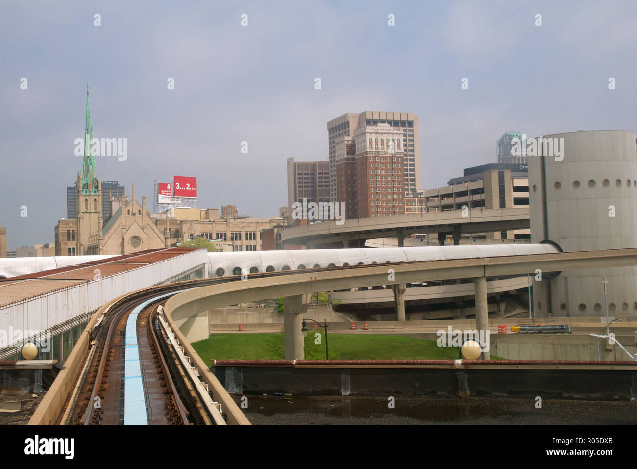 DETROIT, MICHIGAN, UNITED STATES - 22 mai 2018 : équitation le Detroit People Mover' 'en tramway du centre-ville de Detroit. Le monorail est un des nombreux moyens de transport public dans la ville Banque D'Images