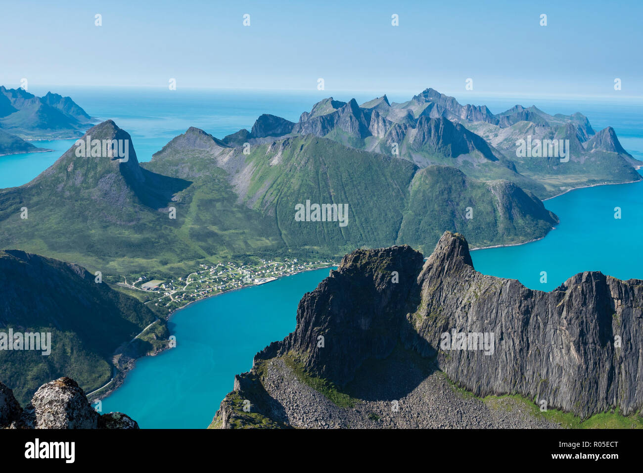 Vue sur le fjord, Örnfjord Fjordgard village, pic de Segla (à gauche) et l'Hesten, vu Grytetippen la montagne de l'île, Senja, Troms, Norvège Banque D'Images