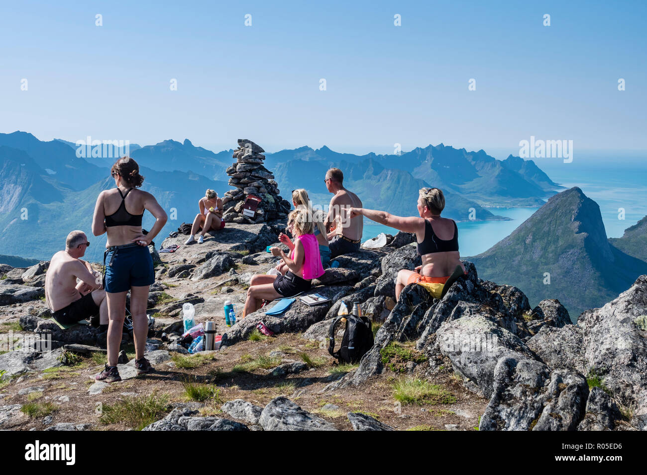 Les randonneurs prennent une pause, chaude journée d'été, vue sur Örnfjord Grytetippen la montagne, Sommet de l'île, Senja, Troms, Norvège Banque D'Images