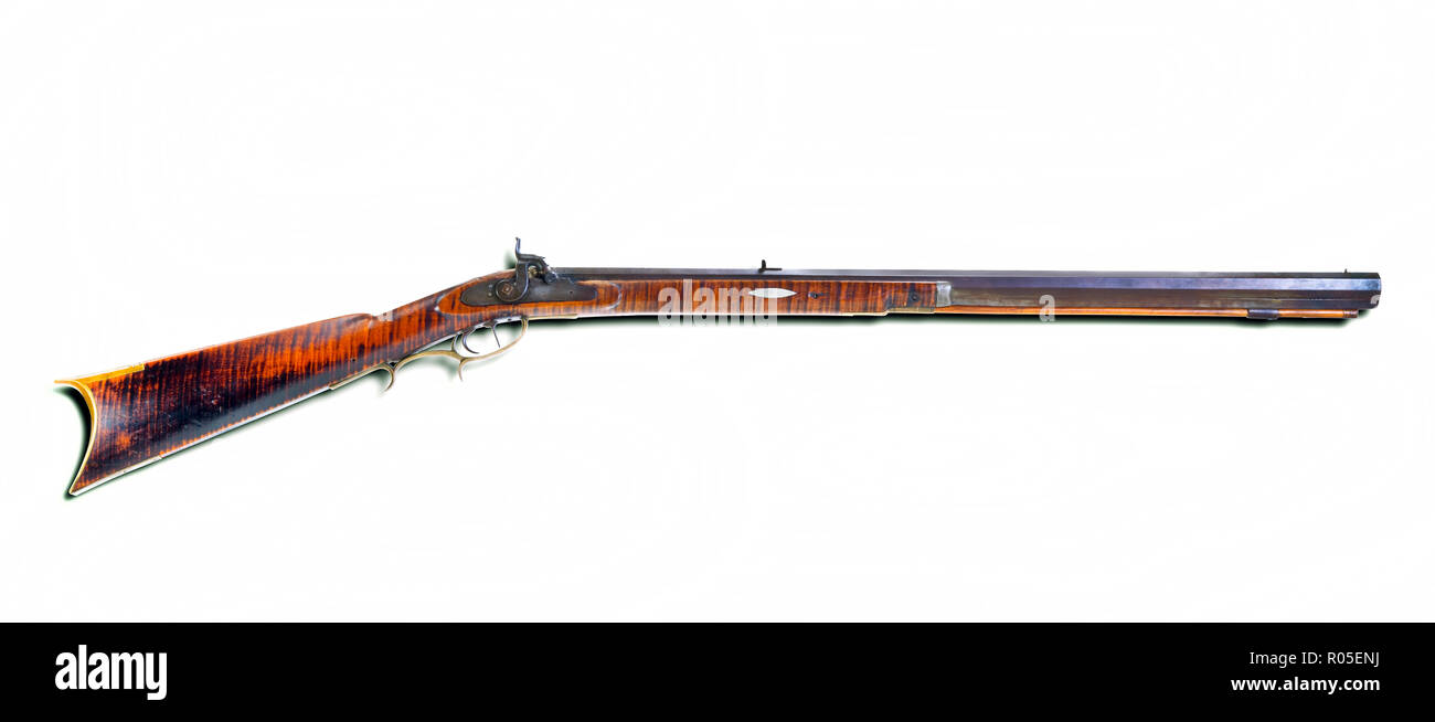 Percusion Antique fusil faite autour de la montagne de 1840-50avec tiger du bois d'érable et double ensemble de triggers. Banque D'Images