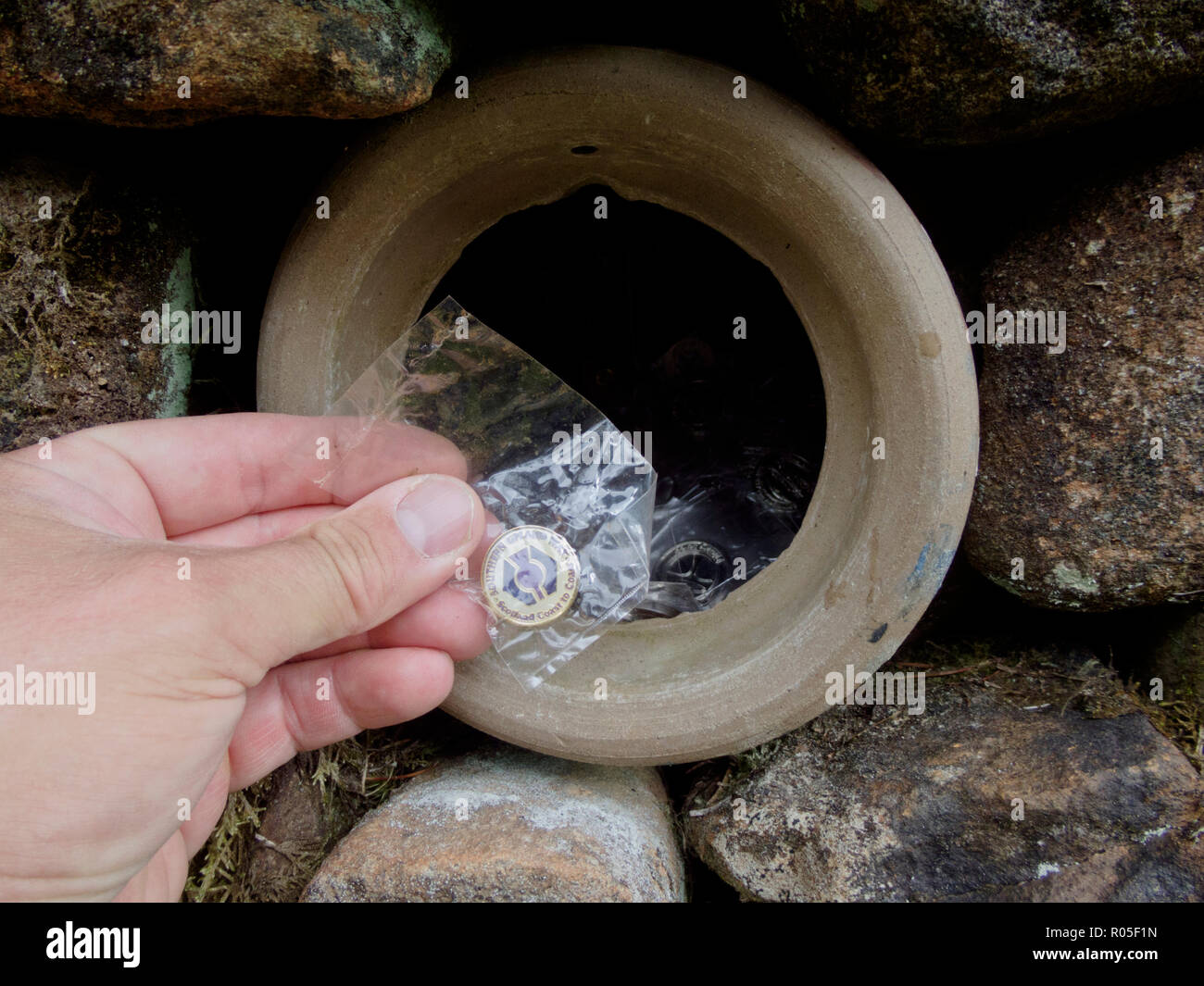 Un Kist ou conteneur, une partie de la 'nouvelle' Trésor Chasse au trésor la chasse au trésor sur le chemin des hautes terres du Sud, Frontières, Ecosse, Royaume-Uni Banque D'Images