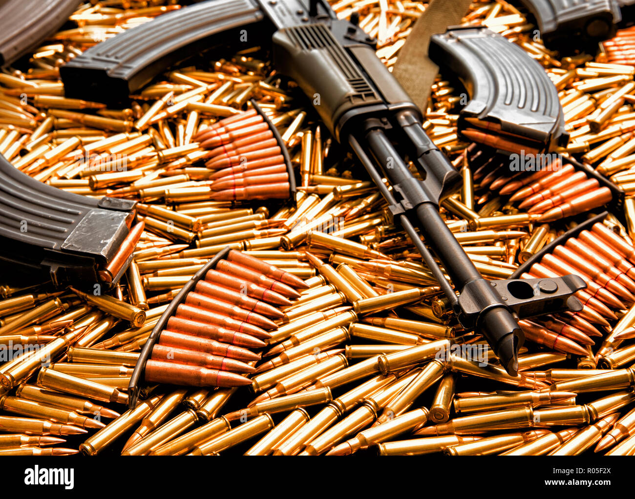 Fusil d'assaut AK-47 avec des munitions Banque D'Images