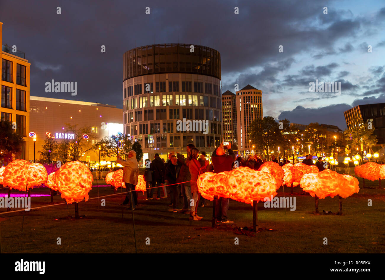 Festival Lumière Essen, lumière d'installations artistiques dans le centre-ville de Essen, les sons du ciel art de la lumière sur la Berliner Platz, Allemagne Banque D'Images