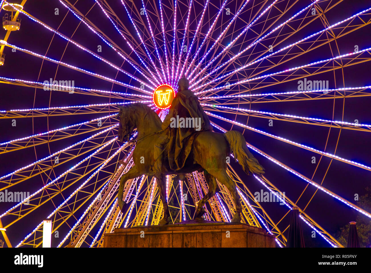 Festival Lumière Essen, lumière d'installations artistiques dans le centre-ville de Essen, éclairé Grande roue au Burgplatz, monument de Kaiser Wilhel Banque D'Images