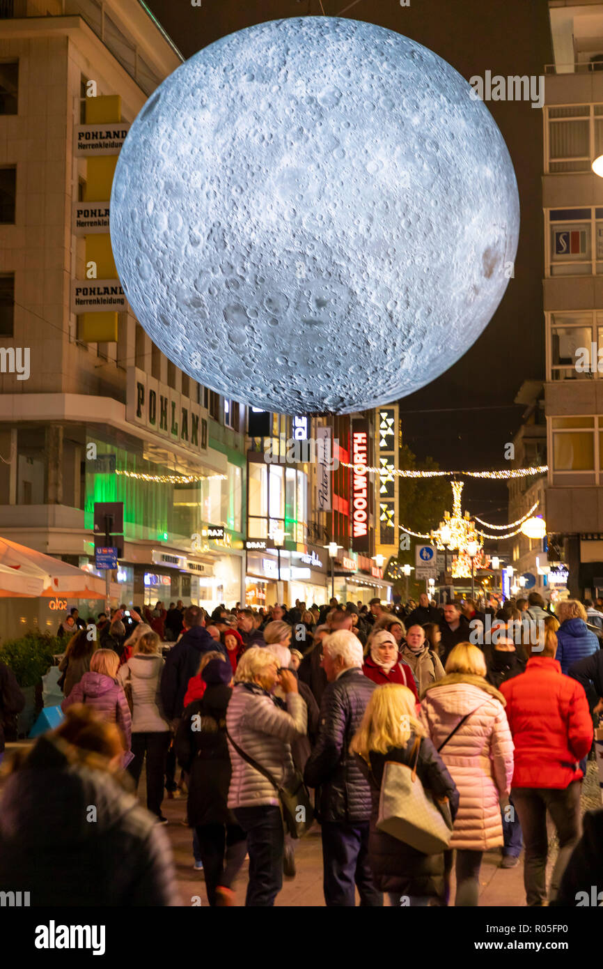 Festival Lumière Essen, des installations d'art lumière au centre-ville de Essen, Musée de la Lune, grand brillant lune, fait à partir de photos de la NASA, Kettwiger street, shoppi Banque D'Images