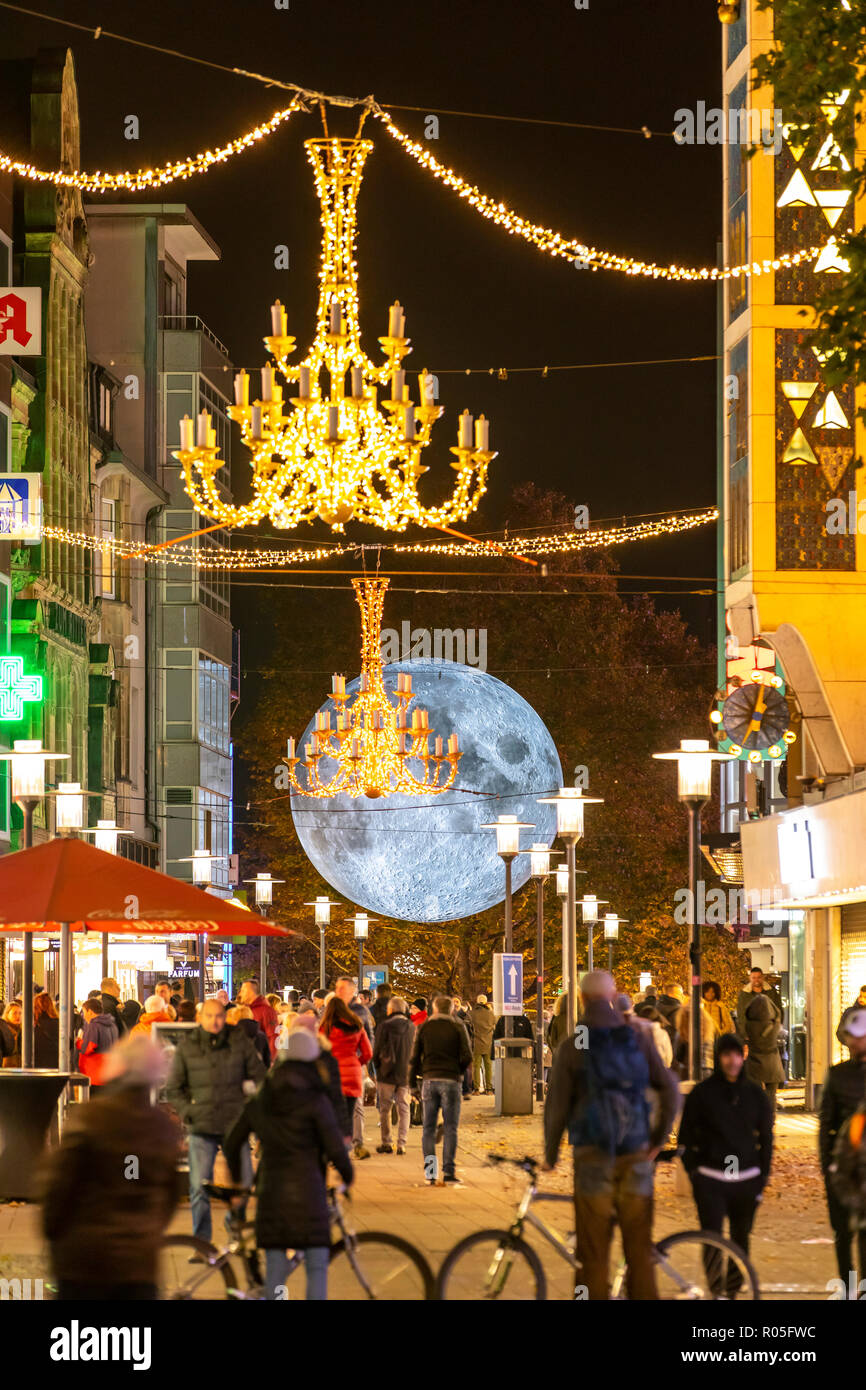 Festival Lumière Essen, des installations d'art lumière au centre-ville de Essen, Musée de la Lune, grand brillant lune, fait à partir de photos de la NASA, Kettwiger street, shoppi Banque D'Images