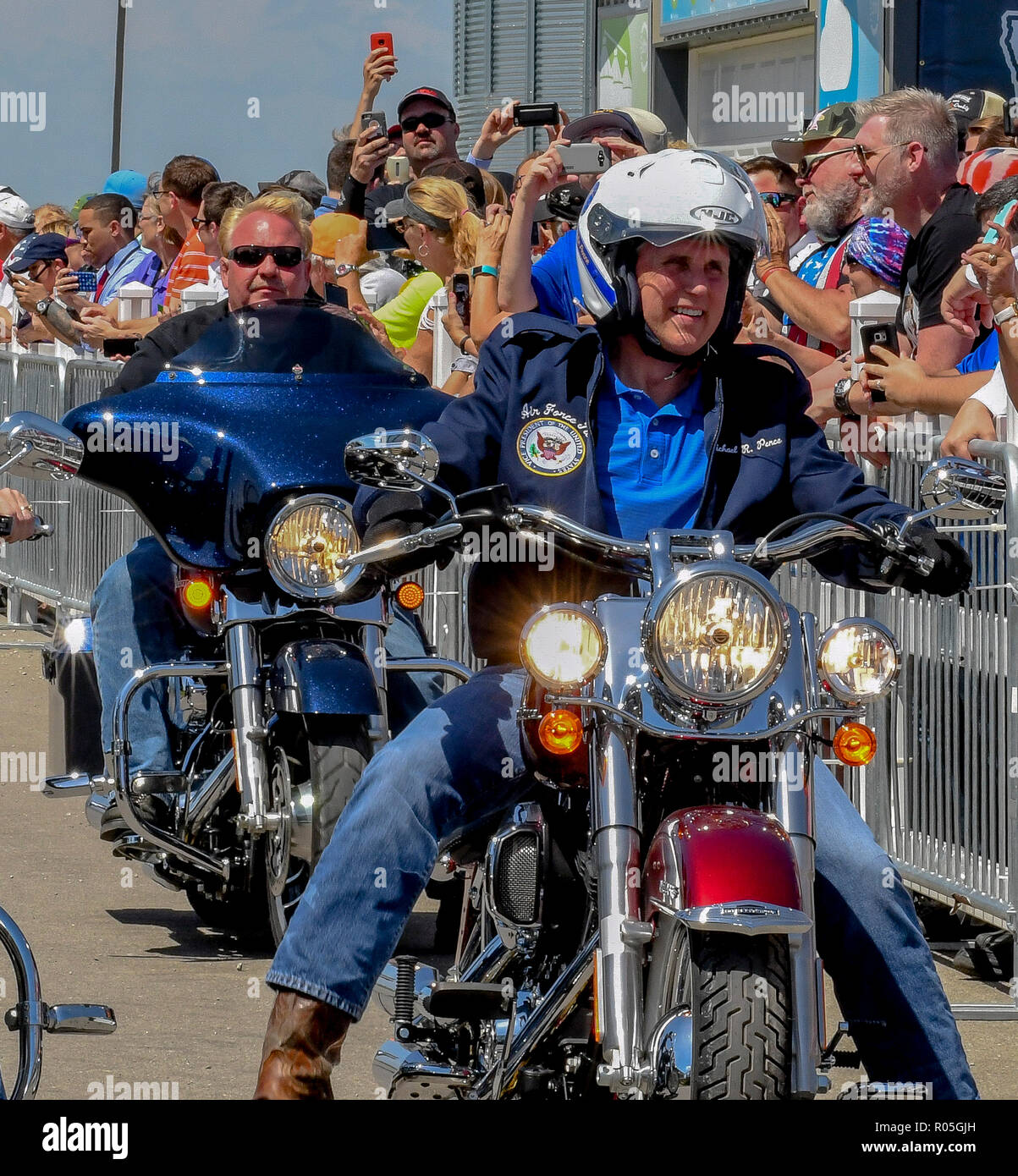 Boone, Iowa, États-Unis, 3 juin 2017 United States Vice-président Mike Pence conduit une moto Harley Davidson dans le Sénateur Joni Ernst's 3rd Annual Roast and Ride charité prestation dans le centre de l'Iowa Expo Center Crédit : Mark Reinstein/MediaPunch Banque D'Images