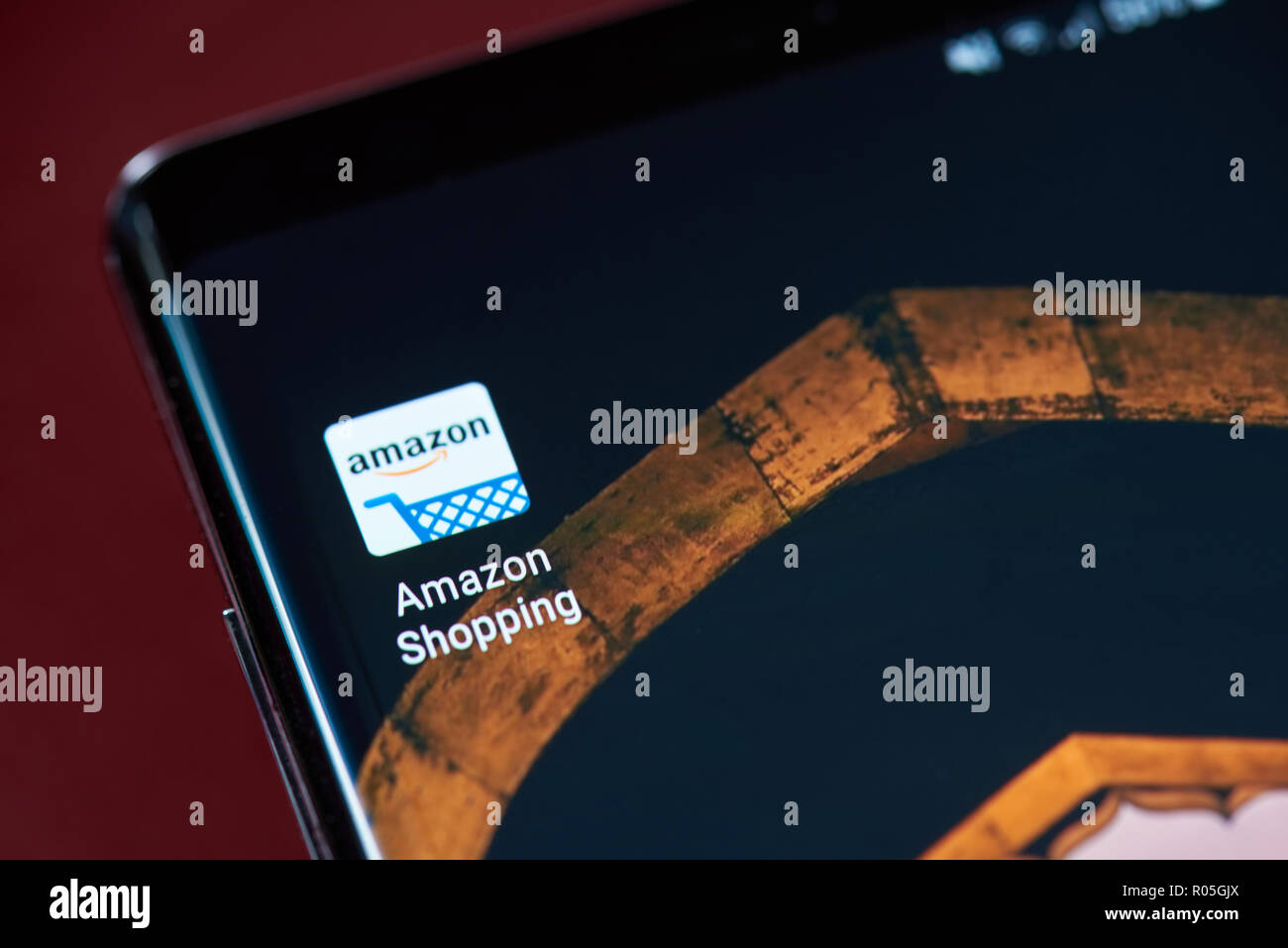 New York, USA - 1 novembre 2018 : shopping Amazon app icône sur l'écran du smartphone vue rapprochée Banque D'Images