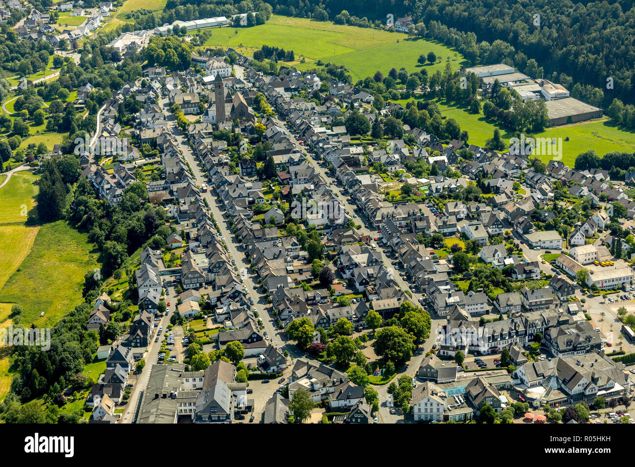 Vue aérienne, vue sur le centre-ville de Winterberg avec l'Est et l'ouest des rues, Schmallenberg, Rhénanie-Palatinat, Hesse, Allemagne, DEU, l'Europe, les oiseaux- Banque D'Images