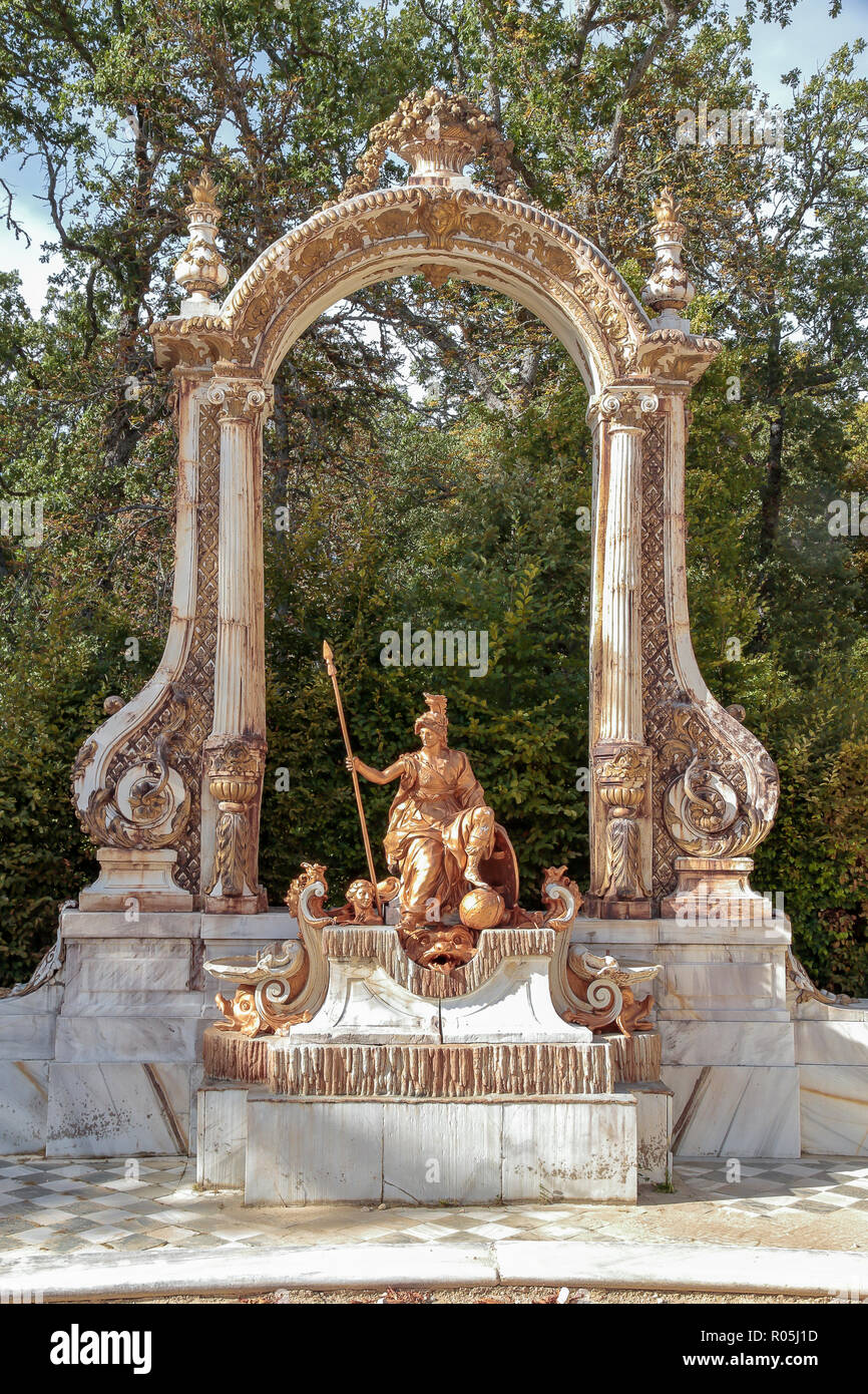 Vue verticale de fontaine dédié à Minerve déesse de la sagesse dans les jardins du palais royal de la Granja de San Ildefonso, Segovia, Espagne Banque D'Images