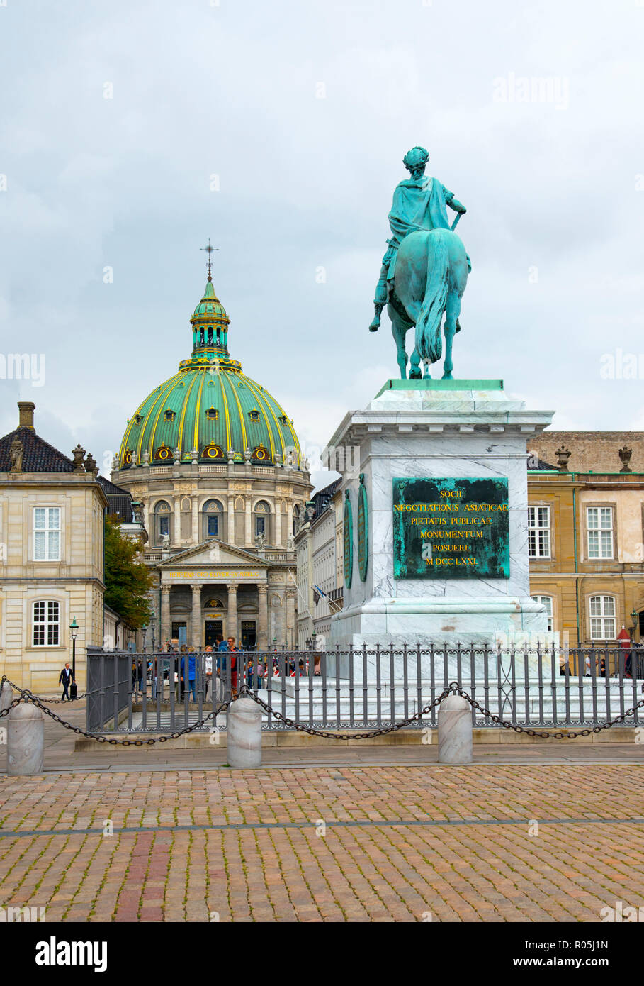 Statue équestre du fondateur de l'Amalienborg le roi Frédéric V de Danemark Copenhague cour Palais Amalienborg capitale Banque D'Images