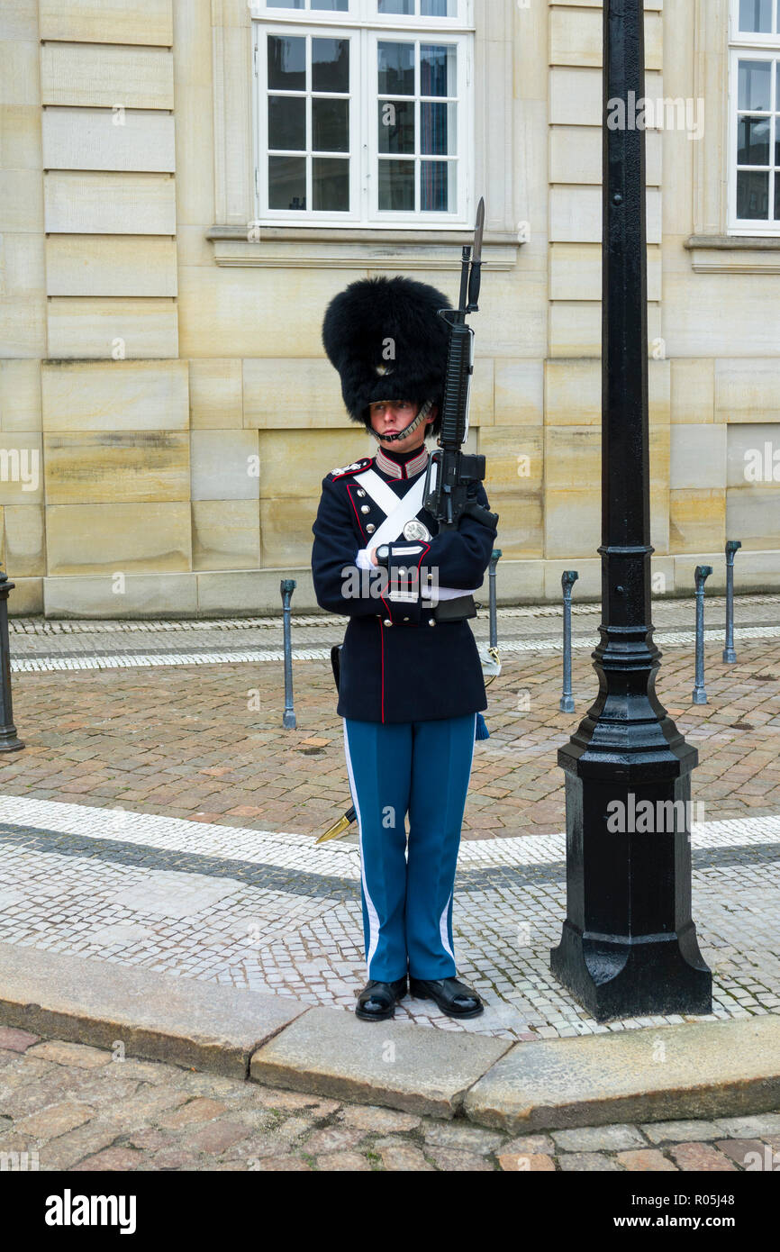 Soldat de la garde d'honneur le Palais d'Amalienborg à Copenhague Danemark capitale cour Banque D'Images