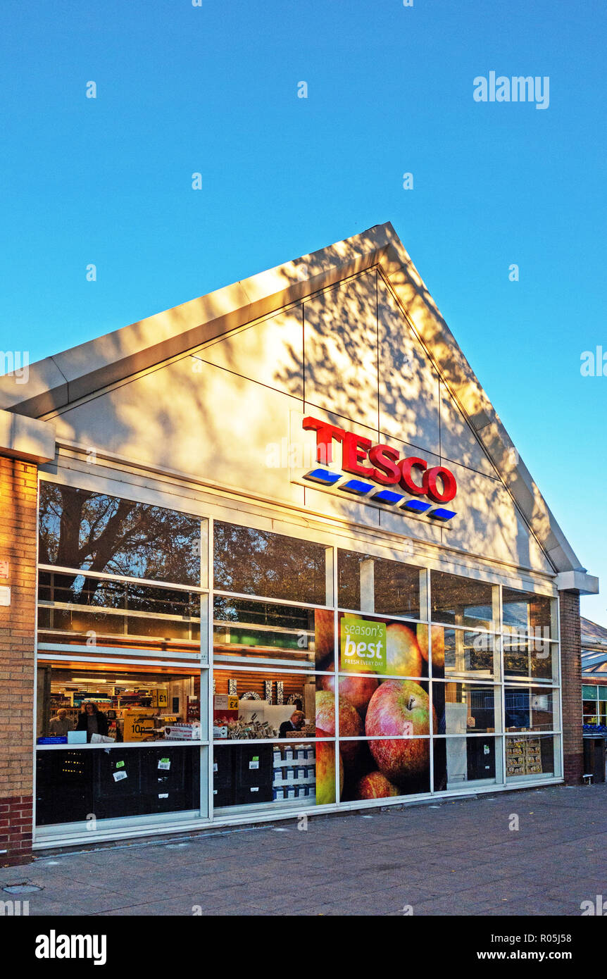 Shop fronts de compétition amicale avec les aliments à emporter dans le petit village de Bramley, près de Rotherham, South Yorkshire.l'extérieur de marque Tesco Banque D'Images