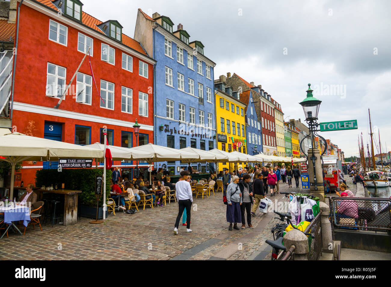 Copenhague Nyhavn cafés bars restaurants sur l'historique canal Nyhavn Copenhague Danemark capitale de district Banque D'Images
