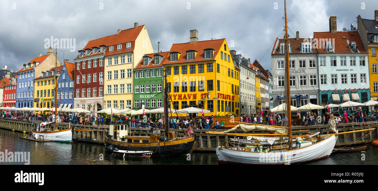 Copenhague Nyhavn cafés bars restaurants sur l'historique canal Nyhavn Copenhague Danemark capitale de district Banque D'Images