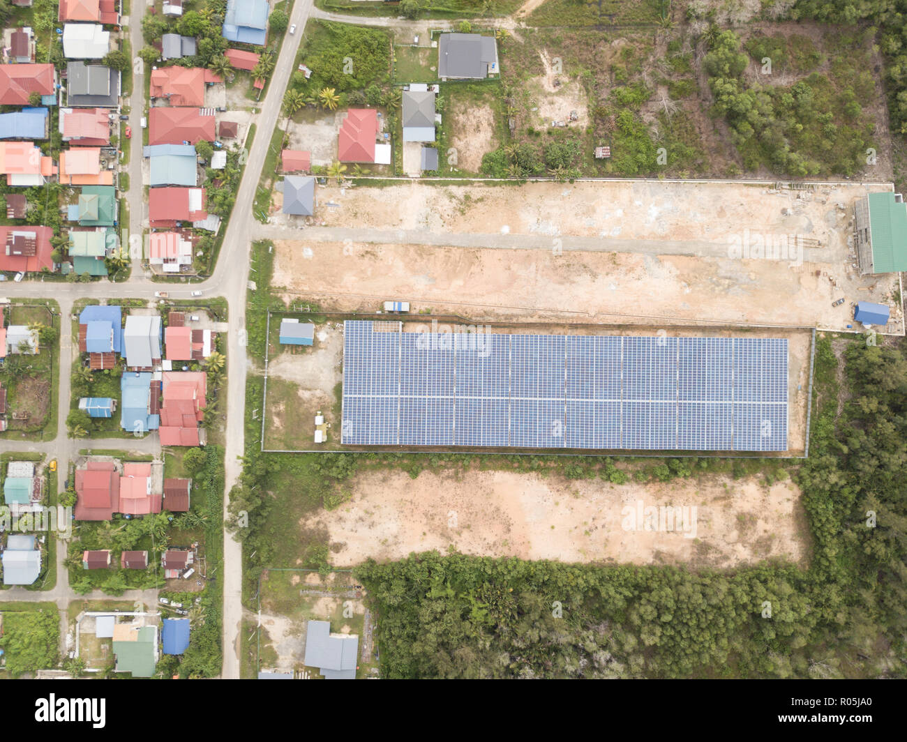 Panneau solaire à espace ouvert dans Sabah, Bornéo. Banque D'Images