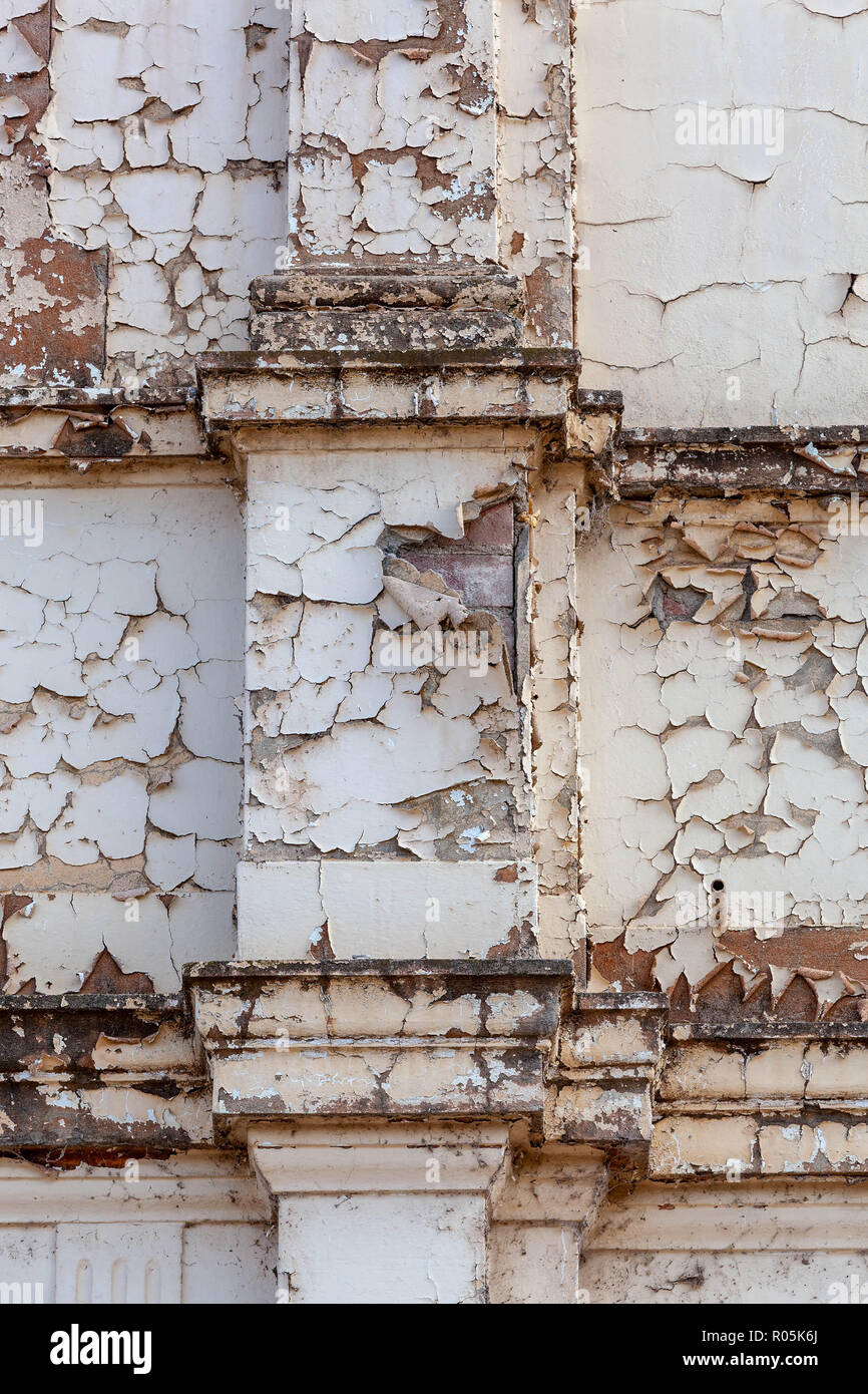 L'écaillage de la peinture de l'ancien bâtiment en ciment rendu région Gulgong, NSW Australie Banque D'Images