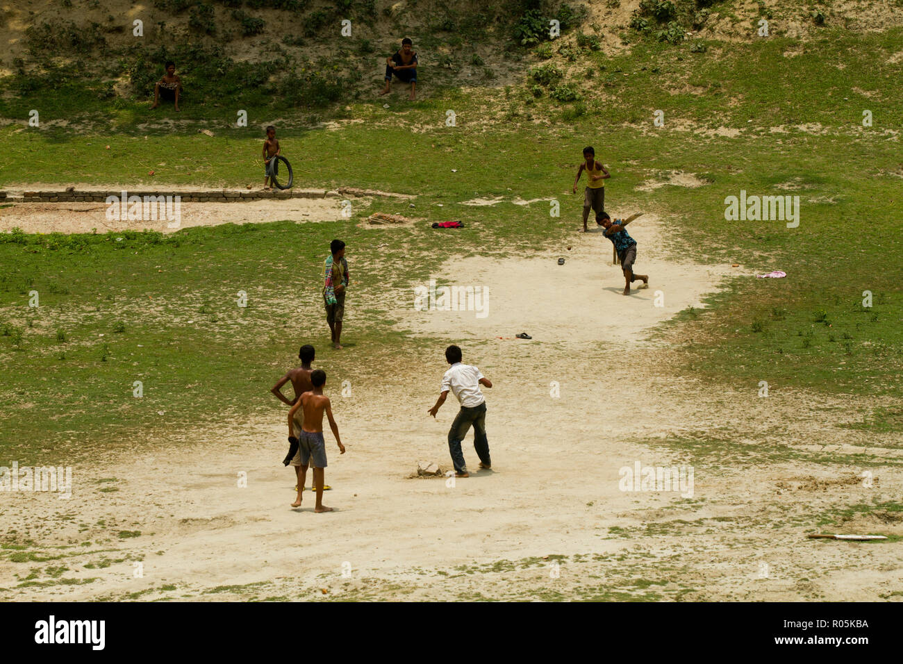 Les enfants ruraux jouer au cricket sur le terrain. Dinajpur, au Bangladesh. Banque D'Images