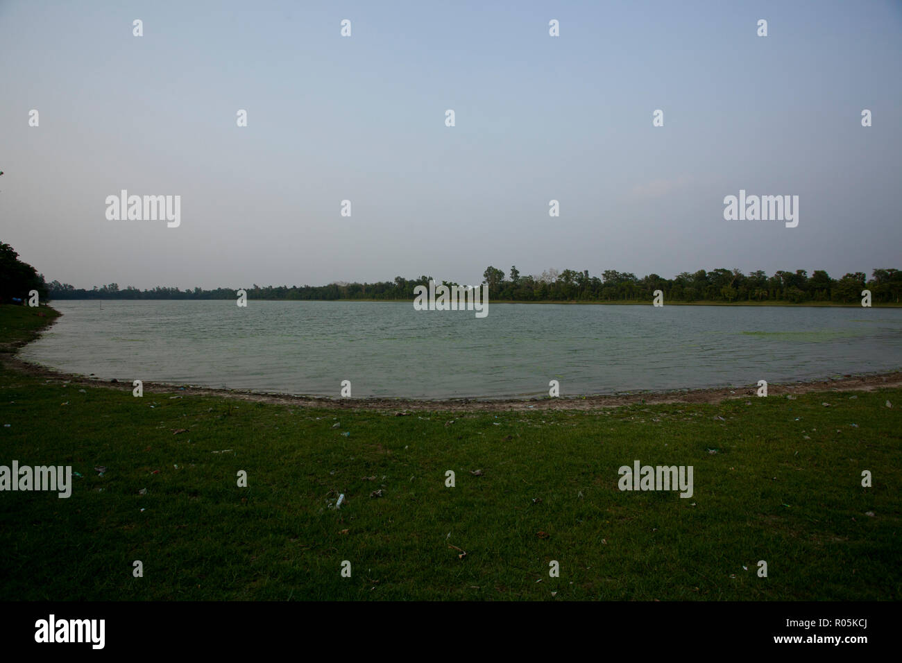 Ramsagar est un réservoir d'eau situé dans le village de Tejpur environ 8 km au sud de Dinajpur ville. Il est considéré comme le plus grand réservoir à l'homme Banque D'Images