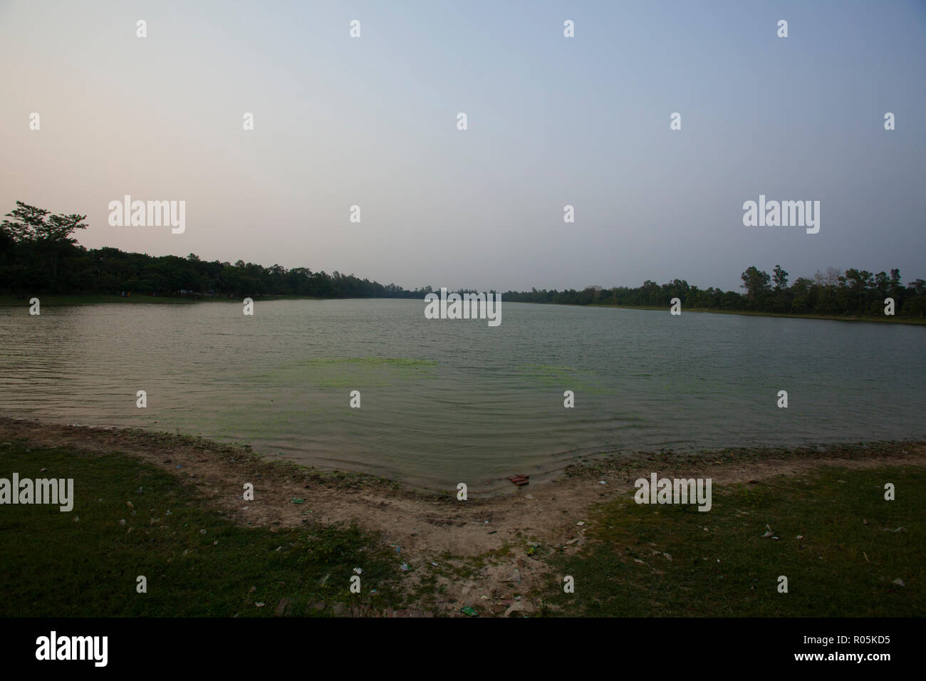 Ramsagar est un réservoir d'eau situé dans le village de Tejpur environ 8 km au sud de Dinajpur ville. Il est considéré comme le plus grand réservoir à l'homme Banque D'Images